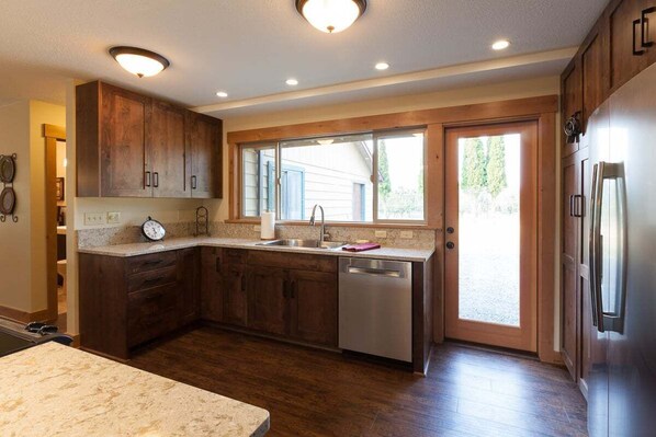 Jääkaappi, mikroaaltouuni, uuni, liesi