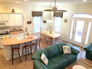 Een smart-tv, een dvd-speler, boeken en een filmbibliotheek