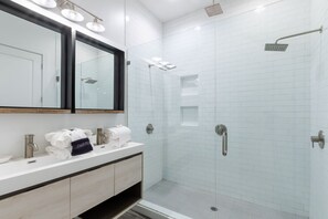 Combined shower/tub, towels