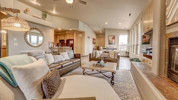 TV connectée, cheminée, lecteur de DVD