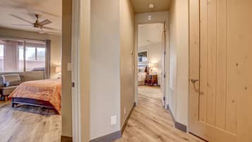 2 chambres, bureau, fer et planche Ă repasser, lit parapluie