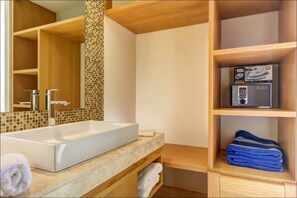 Shower, jetted tub, hair dryer, towels - Rooftop Pool, Garage, Security, Gym, Smart TV (Playa del Carmen)