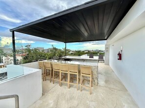 Outdoor dining - Rooftop Pool, Garage, Security, Gym, Smart TV (Playa del Carmen)