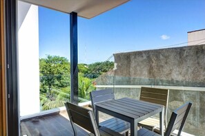 Balcony with table and chairs - Central 2BR, Balcony, Gym, Pool, Garage (Playa del Carmen)