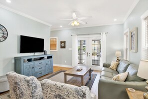 Fernseher, DVD-Player, Stereoanlage