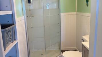 Douche, sèche-cheveux, serviettes fournies, savon