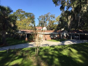 المنطقة المحيطة بالمنشأة