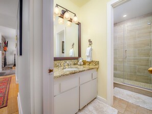 Combined shower/bathtub, hair dryer, towels - RMR: Sleeping Indian West #4 Condo in Teton Village (Teton Village)