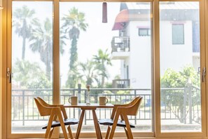 99sqm, Type A, 1st Floor (base occupancy 3, pay onsite 20000 KRW per extra person) | 1 多间卧室、高档床上用品、遮光窗帘、免费 WiFi