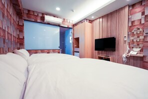 Comfort Quadruple Room, 2 Double Beds | Desk, blackout curtains, free WiFi, bed sheets - Jiutiandou Parent-Child House (Tainan)