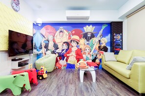 Escritorio, cortinas blackout, wifi gratis y ropa de cama