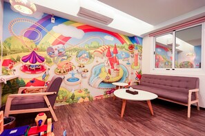 Escritorio, cortinas blackout, wifi gratis y ropa de cama