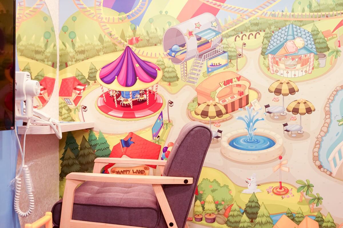 Ein Kinderzimmer mit Karussell, Zelt und Wasserspeier.