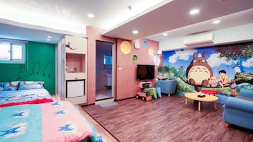 Family Quadruple Room | Desk, blackout drapes, WiFi (free), bed sheets