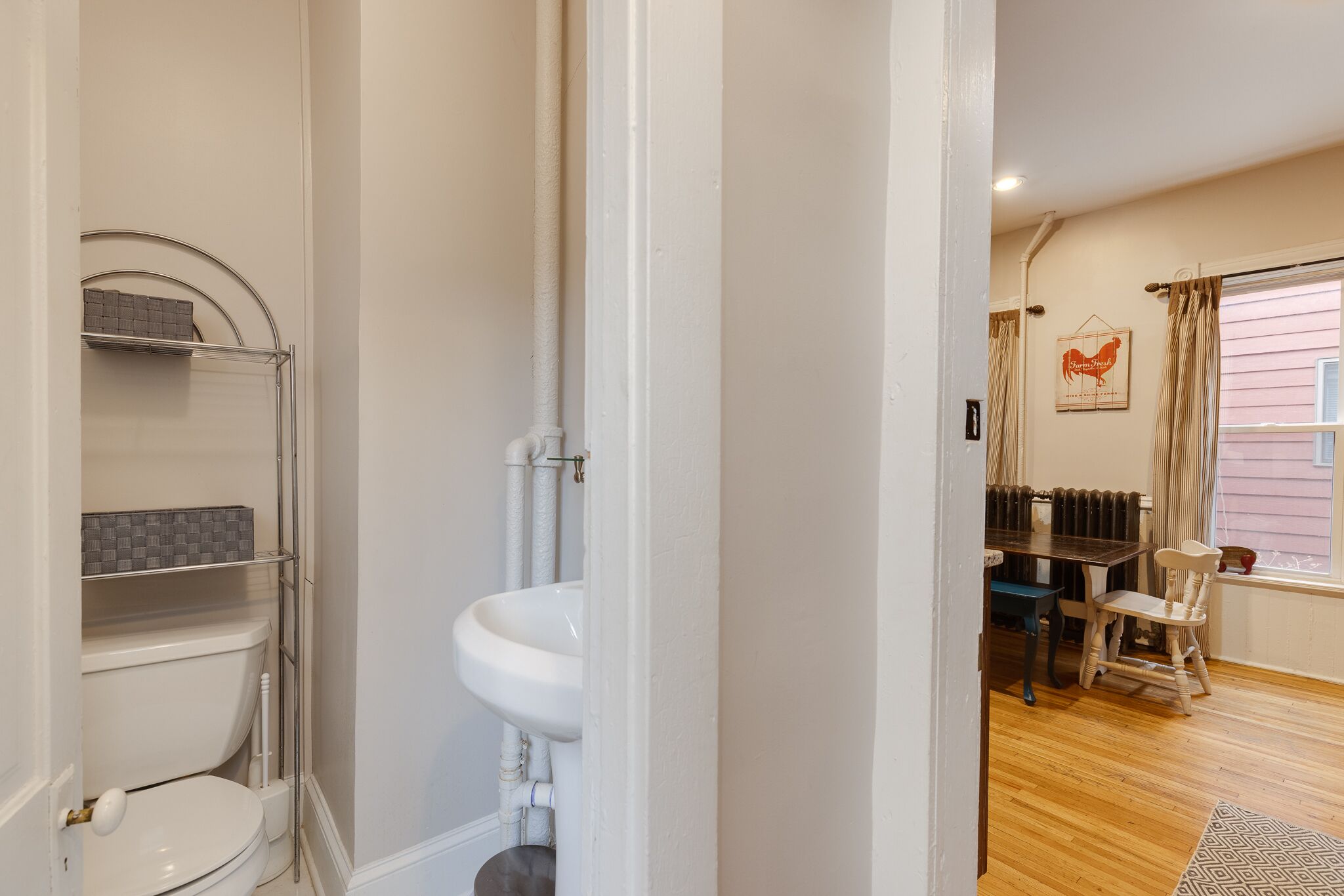Une salle de bain équipée de toilettes, d’un lavabo et d’une étagère.