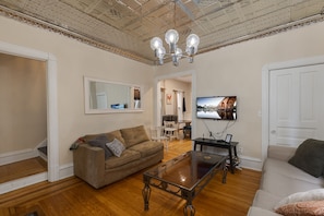 Smart TV, video games, DVD player, books - Cozy Lyn-Lake Escape • Walkable • 9 Beds • Uptown (Minneapolis)