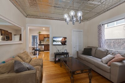 Cozy Lyn-Lake Escape • Walkable • 9 Beds • Uptown