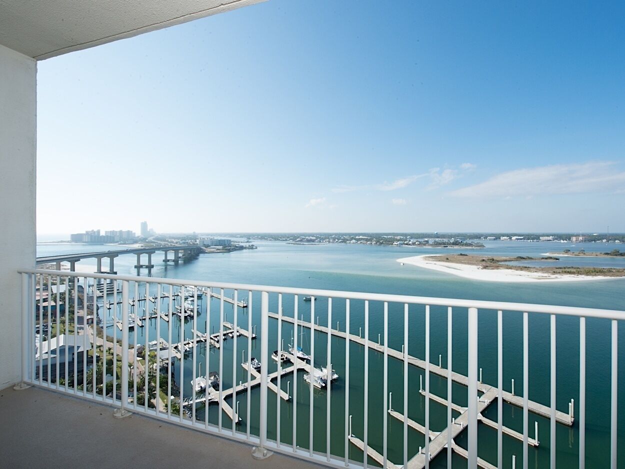 Fabulous Penthouse Condo with Picturesque View and best amenities! Free Wi-fi