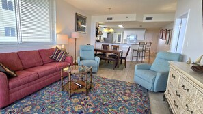 Smart TV, lettore DVD, tavolo da calcetto, tavolo da ping pong