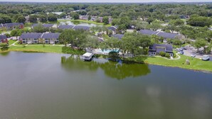 Un quartier résidentiel avec des maisons, un lac et un terrain de golf.