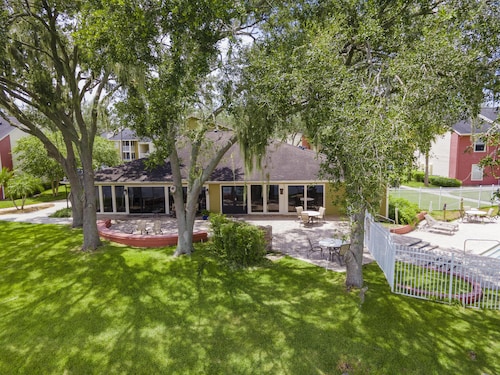 Lake Front - Corner Unit - 2 Bedroom 2 Bath