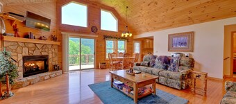 Escapada Premier Log Cabin de Maggie Valley! Bañera de hidromasaje, juegos, vistas a la montaña y más