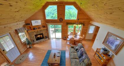 Pet-Friendly Modern Cabin w/ Hot Tub, Mountain Views + Biltmore Pass