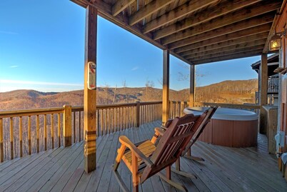Hot Tub, Views & Arcade Fun + Biltmore Pass | Pet-Friendly Scenic Escape