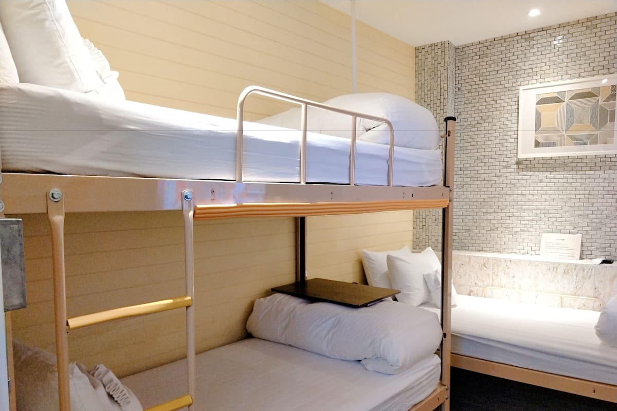 Cubrecamas, wifi gratis y ropa de cama