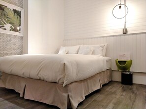 Down comforters, desk, free WiFi, bed sheets - the Retro Tai-Pan 2 (Tainan)