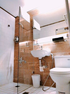 Shower, hair dryer, towels - the Retro Tai-Pan 2 (Tainan)