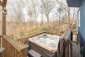 Outdoor spa tub - Updated Cottage Atop App Ski Mountain (Blowing Rock)