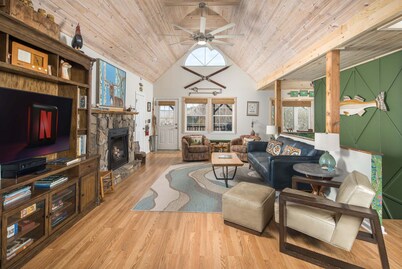 Updated Cottage Atop App Ski Mountain
