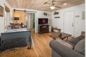 3 bedrooms, iron/ironing board, WiFi, bed sheets - Updated Cottage Atop App Ski Mountain (Blowing Rock)