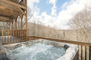 Outdoor spa tub - Updated Cottage Atop App Ski Mountain (Blowing Rock)