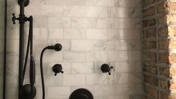 Combined shower/tub, hair dryer, towels