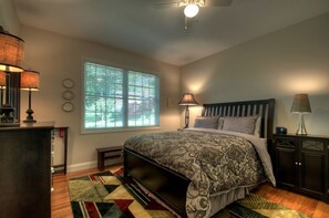 3 soverom, skrivebord, strykejern/-brett og reiseseng for barn