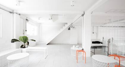 Flat White Cafe x Poshtel