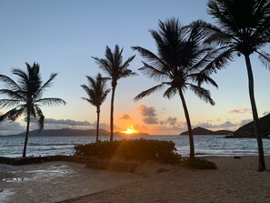 在海滩、沙滩椅、沙滩毛巾
