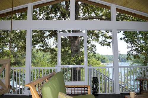 Comfortably Designed Lake Keowee Waterfront, Minutes to Clemson- In Seneca