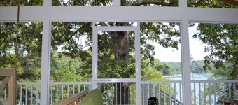 Comfortably Designed Lake Keowee Waterfront, Minutes to Clemson- In Seneca