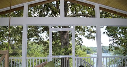 Comfortably Designed Lake Keowee Waterfront, Minutes to Clemson- In Seneca