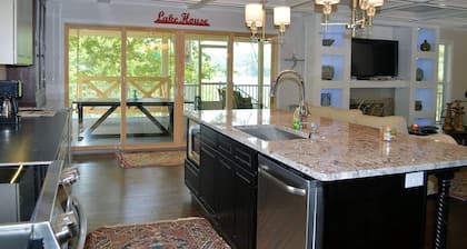 Comfortably Designed Lake Keowee Waterfront, Minutes to Clemson- In Seneca