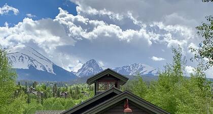 Beautiful Mountain Views - Luxury Riverside Townhome - Private Hot Tub - WIFI