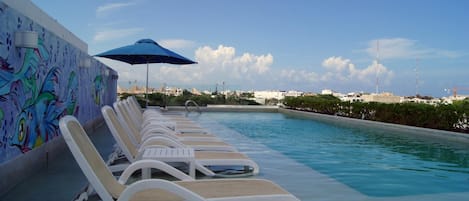 Utomhuspool och pool på takterrassen