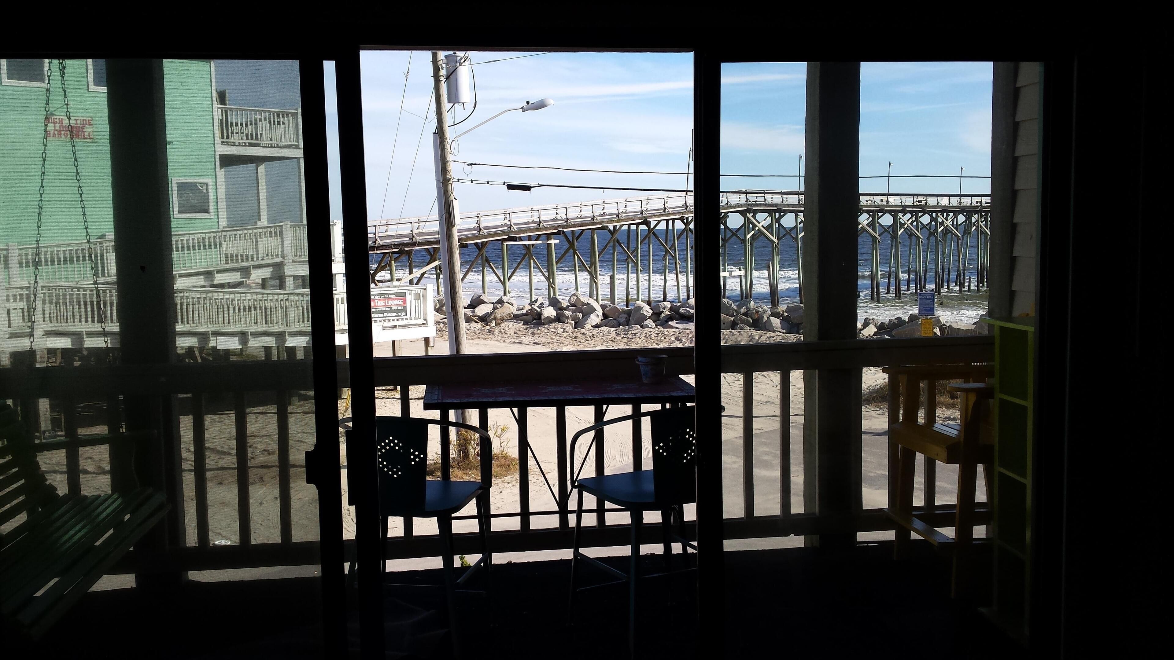 Great View, Natural Light,  Spacious Living Room, Pets