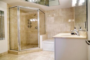 Bathtub, hair dryer, towels, soap - The Sarah Lucy Beach Condo! 2BR/2BA  (Sunny Isles Beach)
