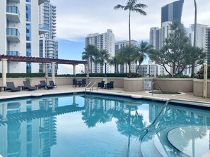 A heated pool - The Sarah Lucy Beach Condo! 2BR/2BA (Sunny Isles Beach)