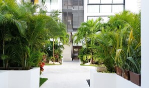 Property grounds - 2BR, Balcony, Garage, Rooftop Pool, Secure, Central Location, Garage Parking (Playa del Carmen)
