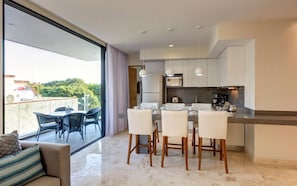 Fridge, microwave, oven, stovetop - 2BR, Balcony, Garage, Rooftop Pool, Secure, Central Location, Garage Parking (Playa del Carmen)